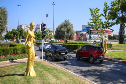 Venüs Heykelleri Kenti Süslemeye Başladı