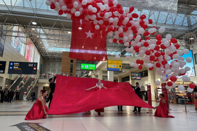 Antalya Havalimanı’nda Cumhuriyet Coşkusu