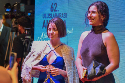 Altın Portakal'ın Kırmızı Halısında 'Şıklık' Yarışı