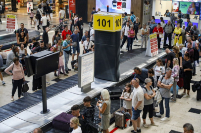 İNGİLİZ VE POLONYALI TURİST ANTALYA'YI SEVDİ